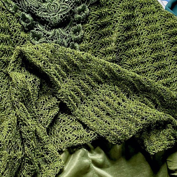 Olive Green Woven Sleeveless Top  Size Large - Picture 3 of 4